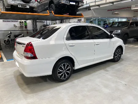 YARIS XLS SEDAN 2021- imgN°2